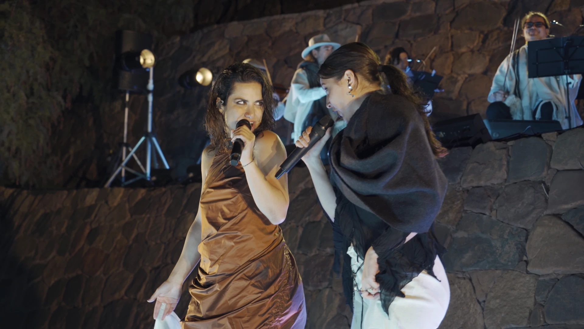 Rocio Manzur y Feli Colina cantando en escenario