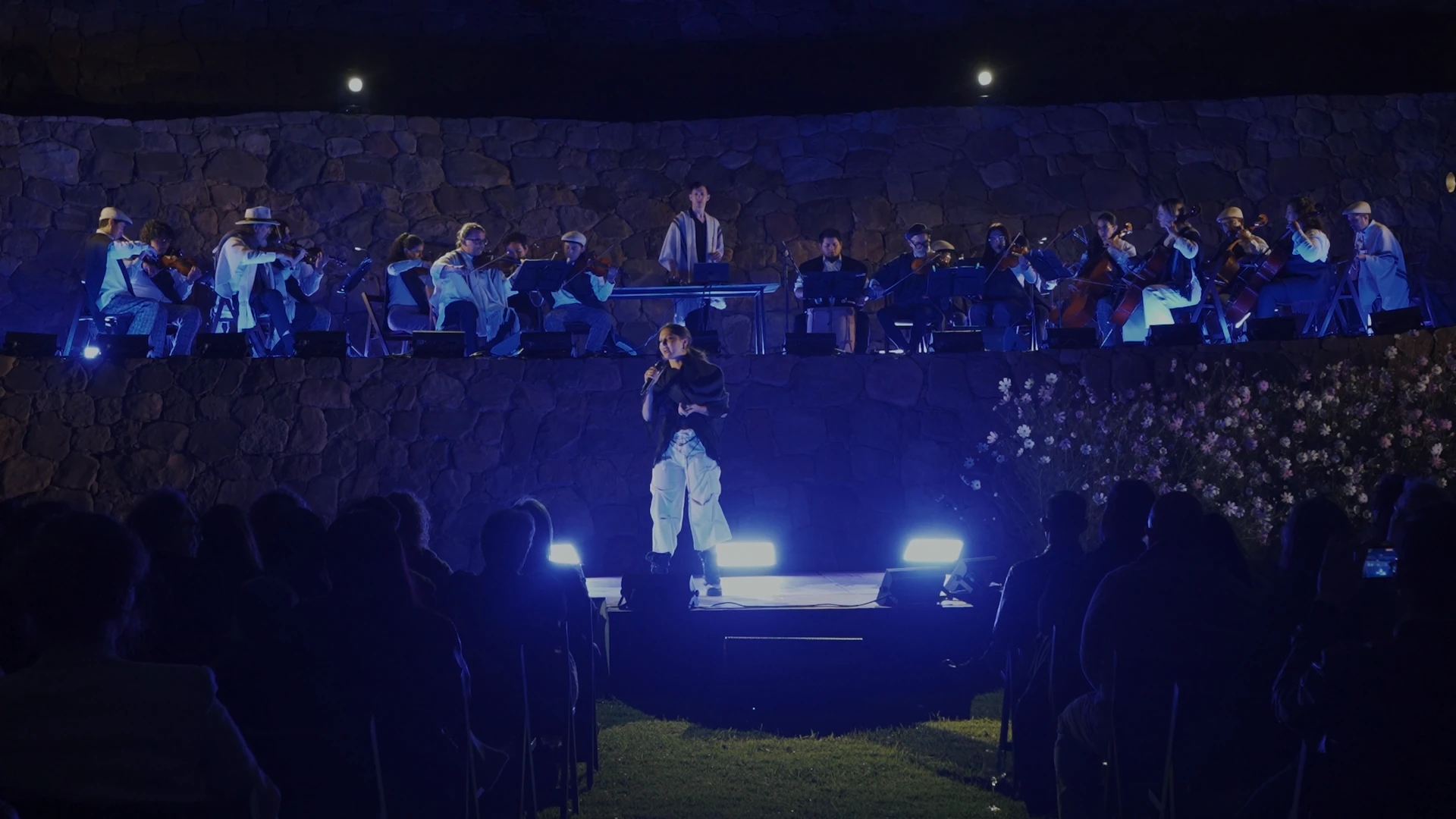 Feli Colina cantando en escenario