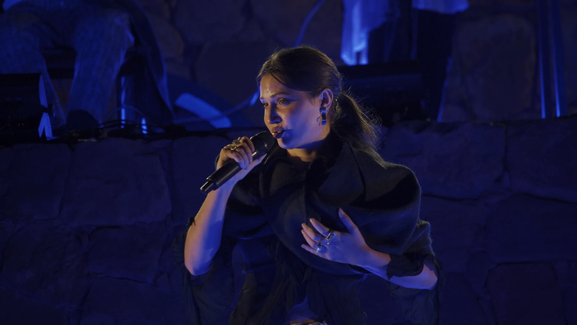 Feli Colina cantando en escenario