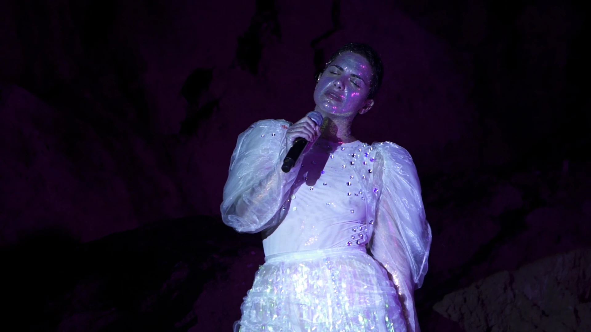 Rocio Manzur cantando con sombrero