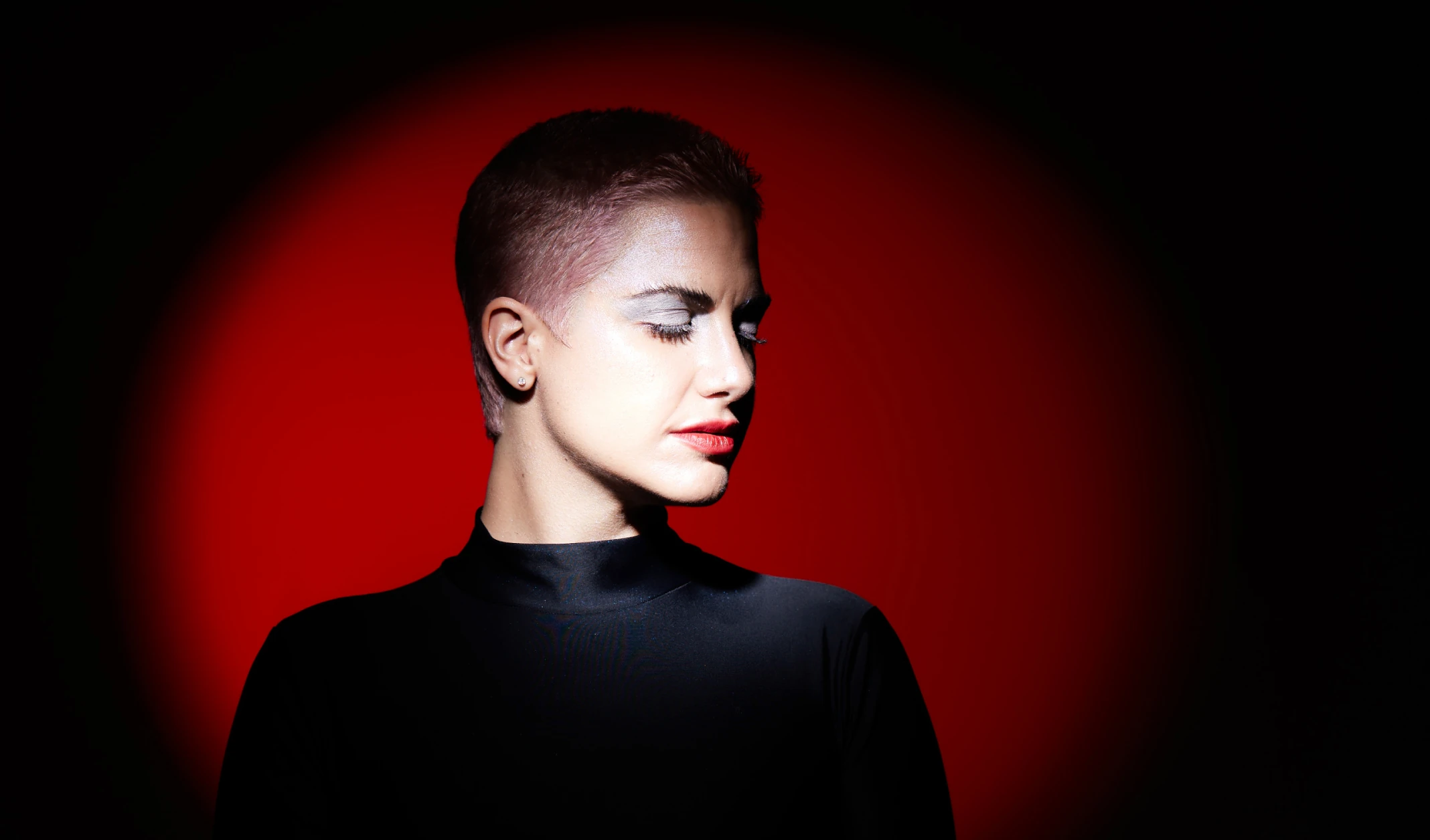 Rocio Manzur circulo rojo fondo