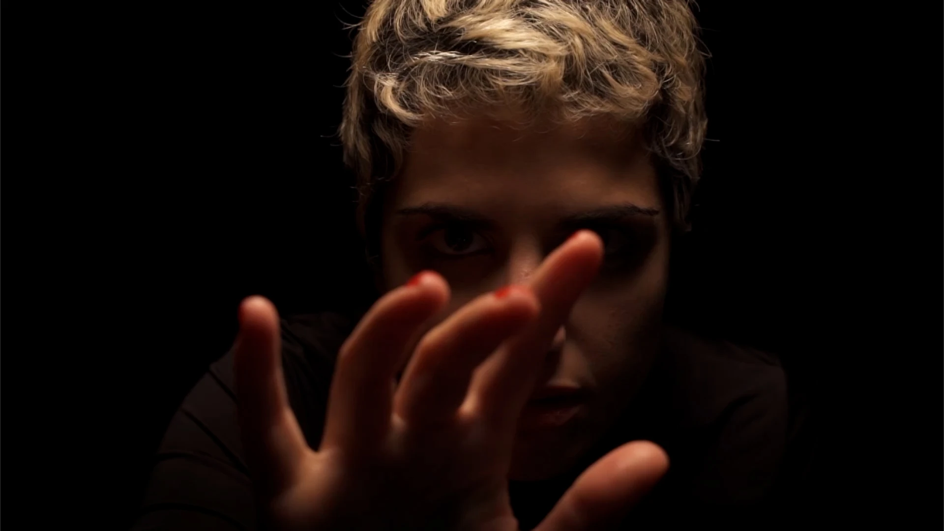 Rocio Manzur con mano tocando pantalla 