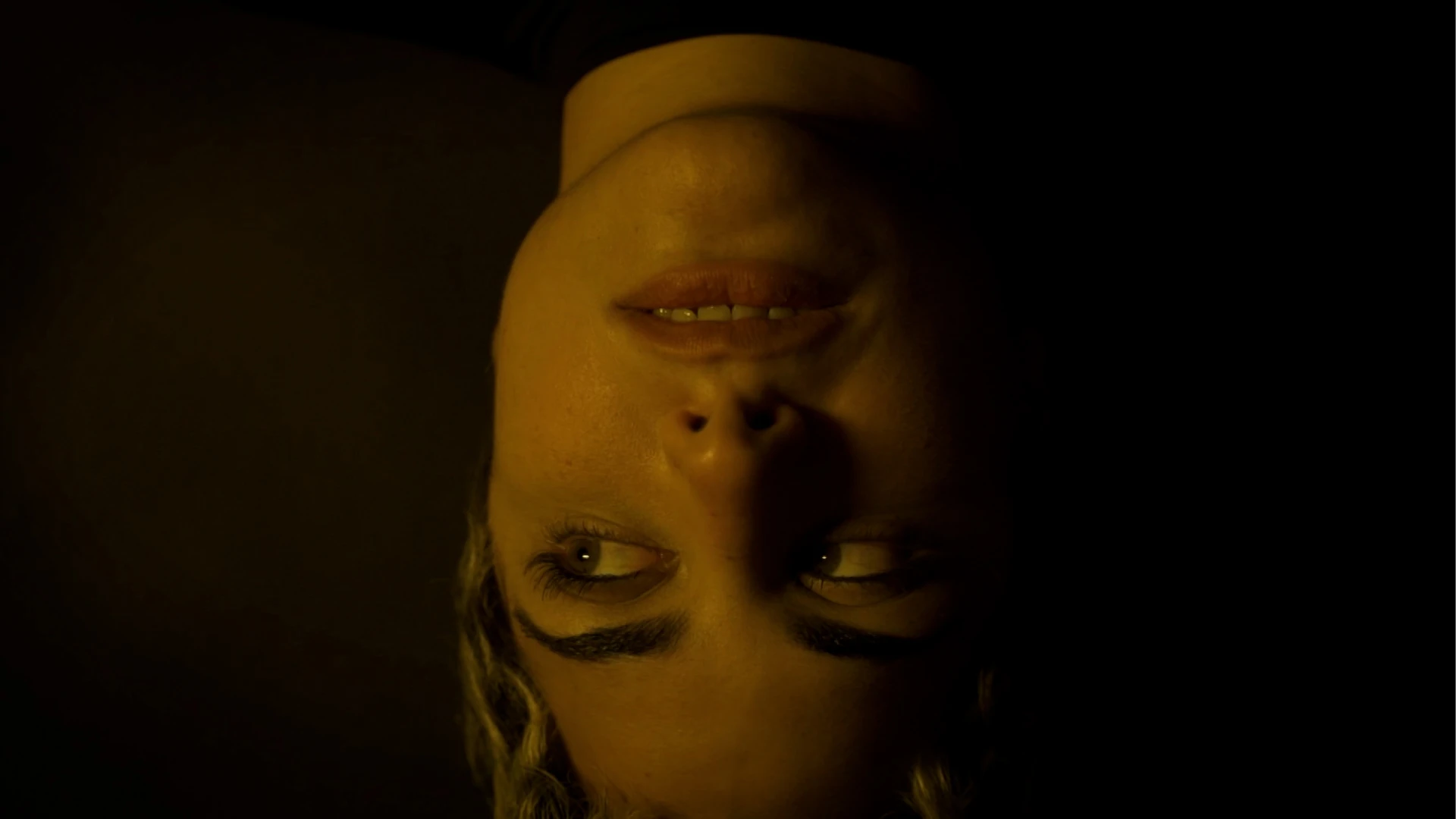 Rocio Manzur de perfil