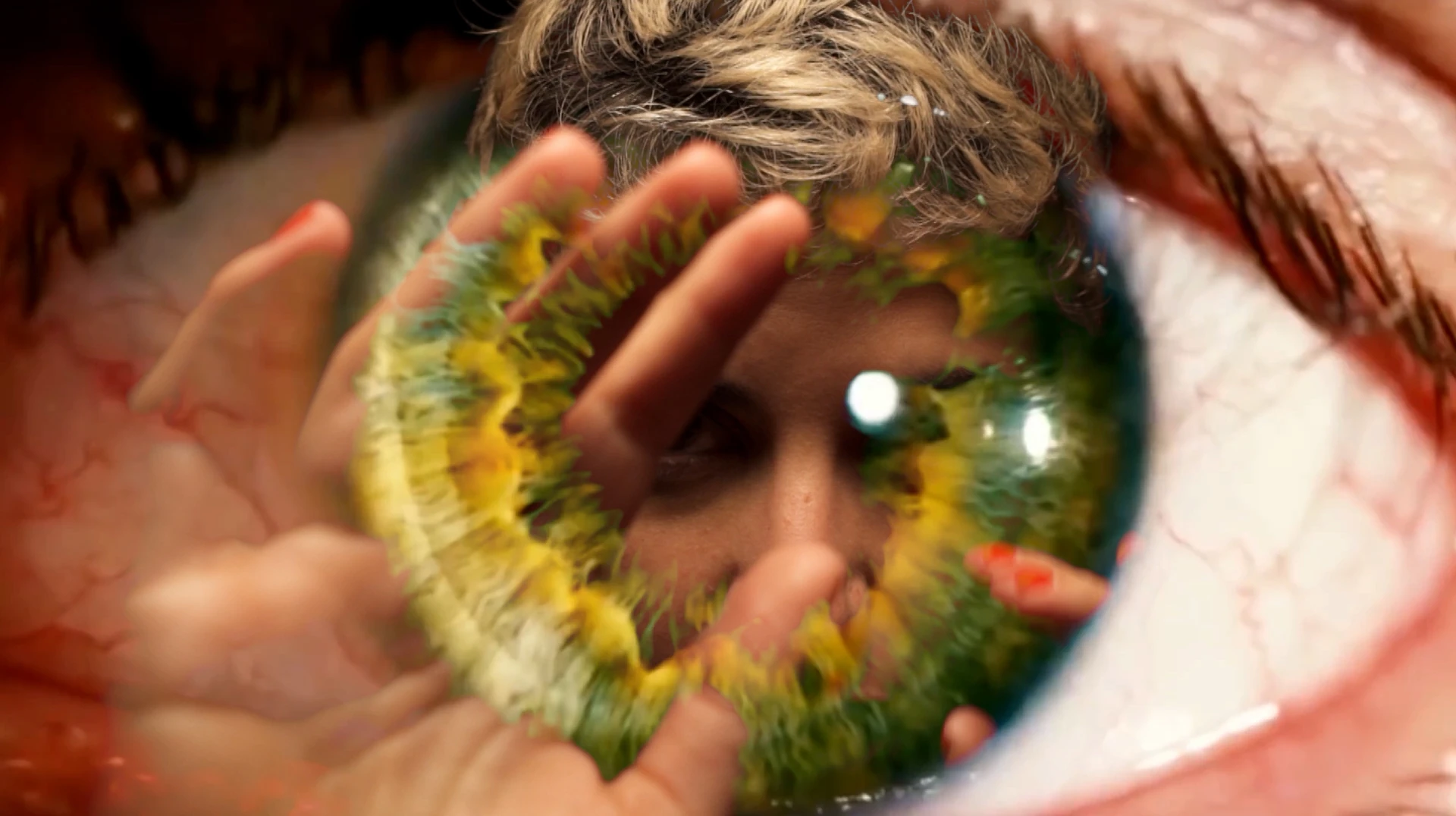 Rocio Manzur Ojo con mano