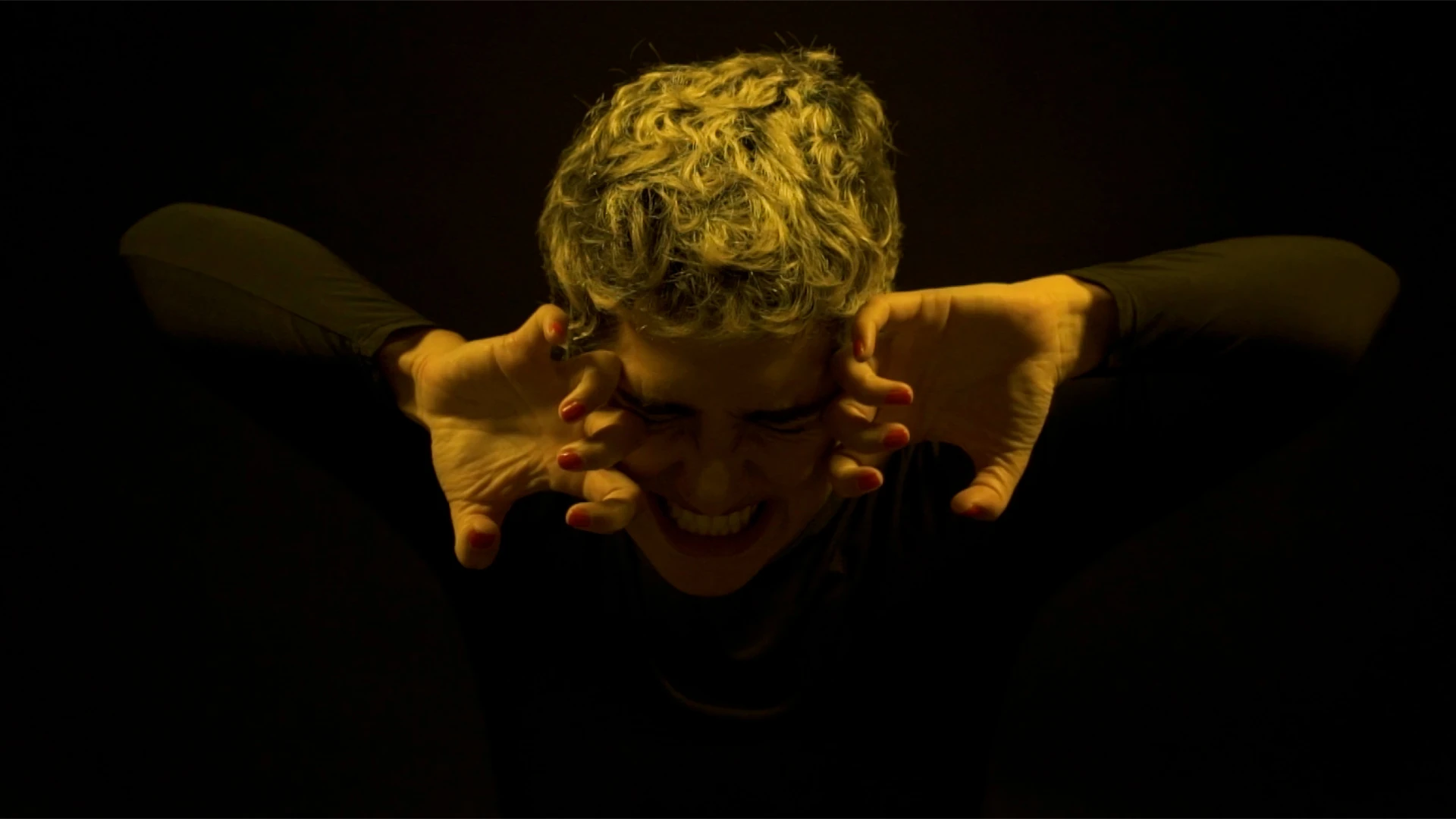 Rocio Manzur con manos en la cara