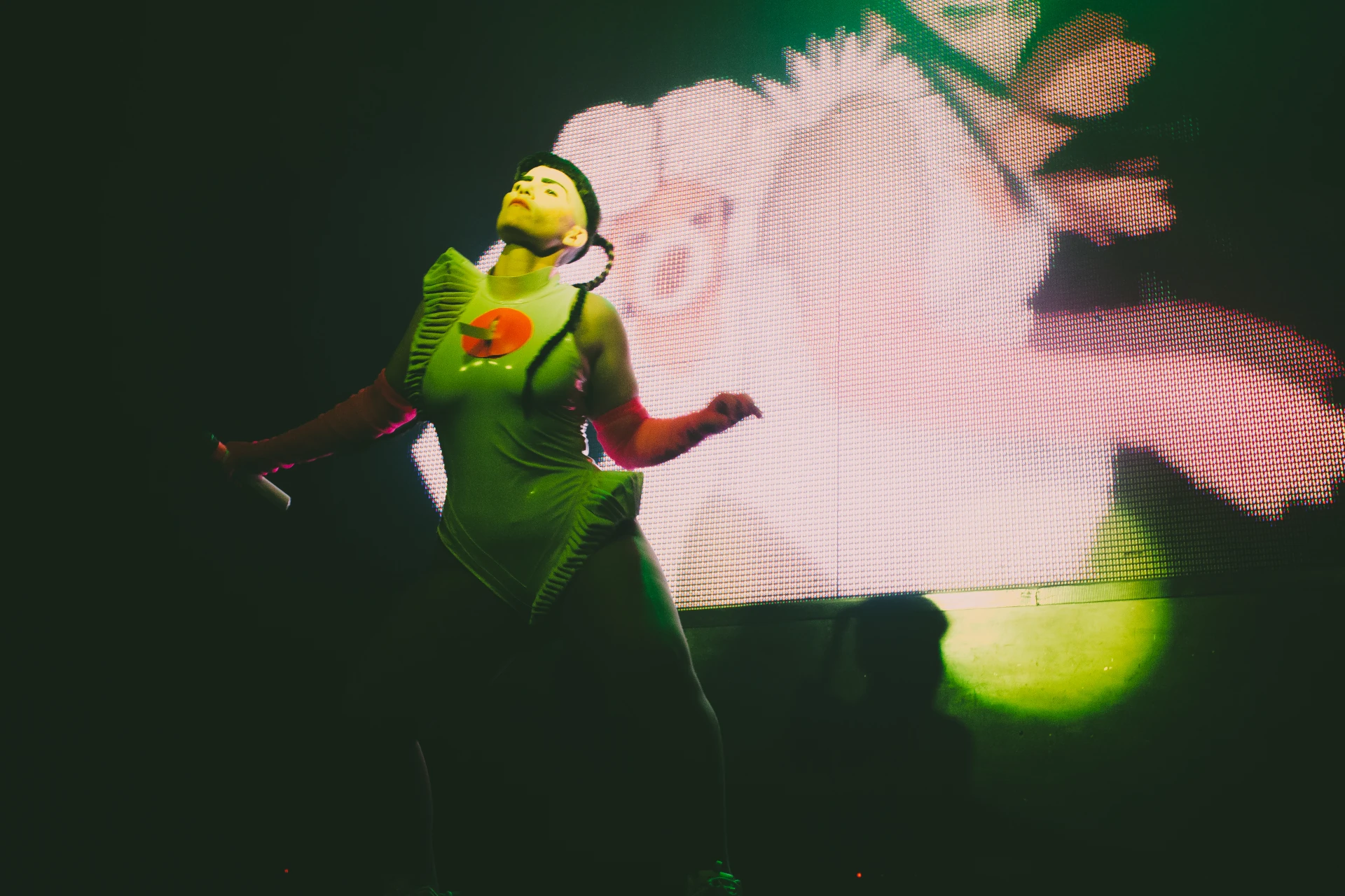 Dat Garcia cantando y en pantalla 