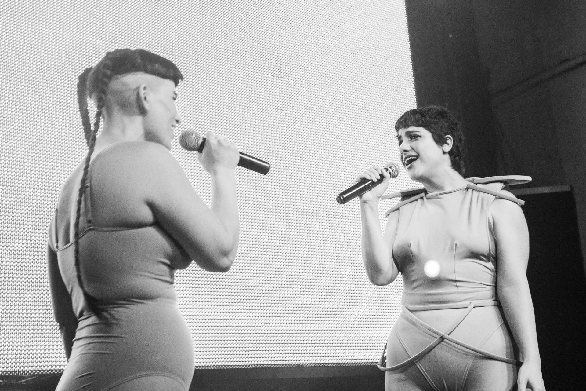 Dat Garcia cantando y en pantalla 