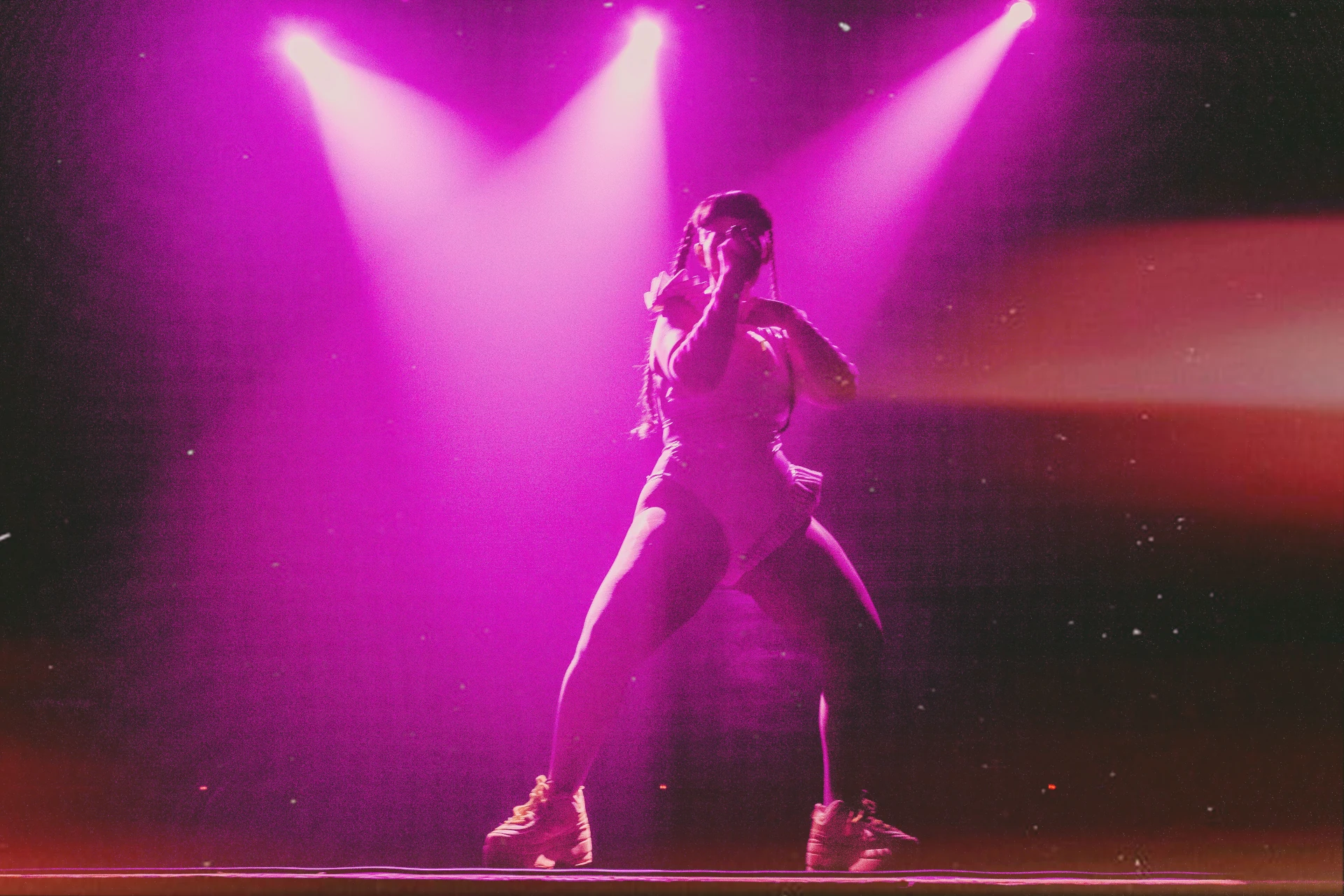 Dat Garcia cantando y en pantalla 