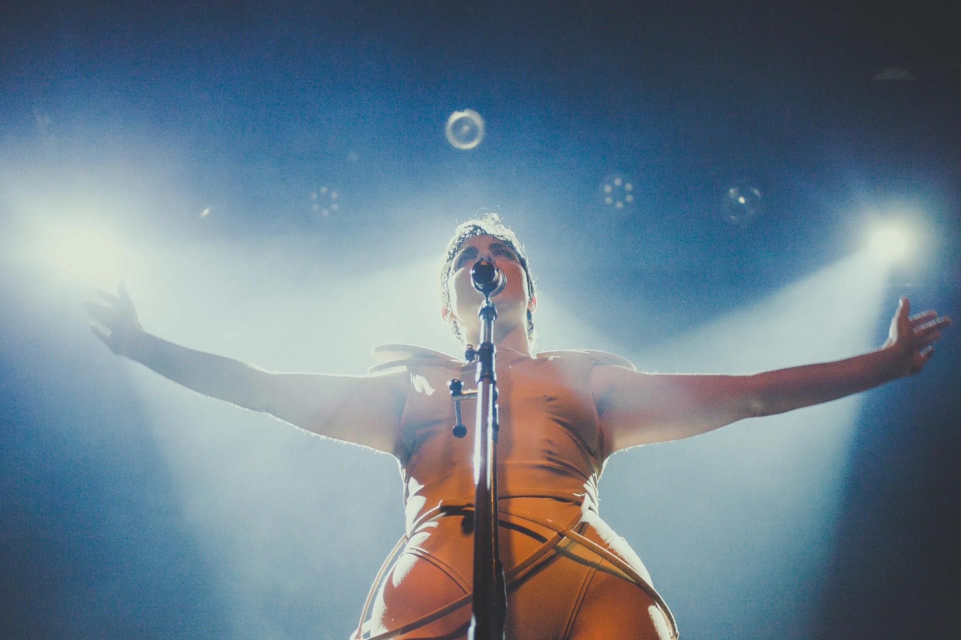 Dat Garcia cantando y en pantalla 