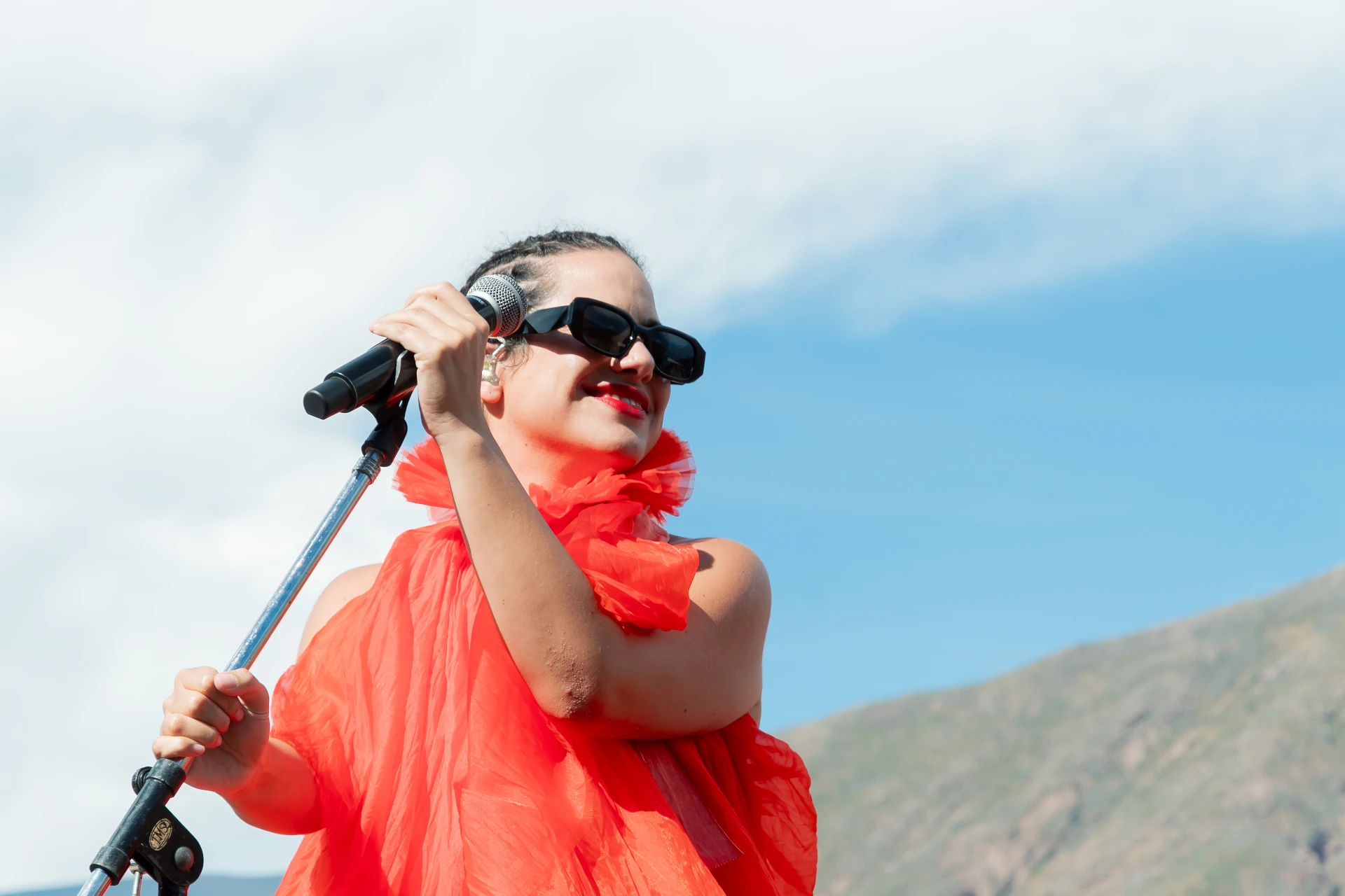 Rocio Manzur con sombrero a contrarreflejo 