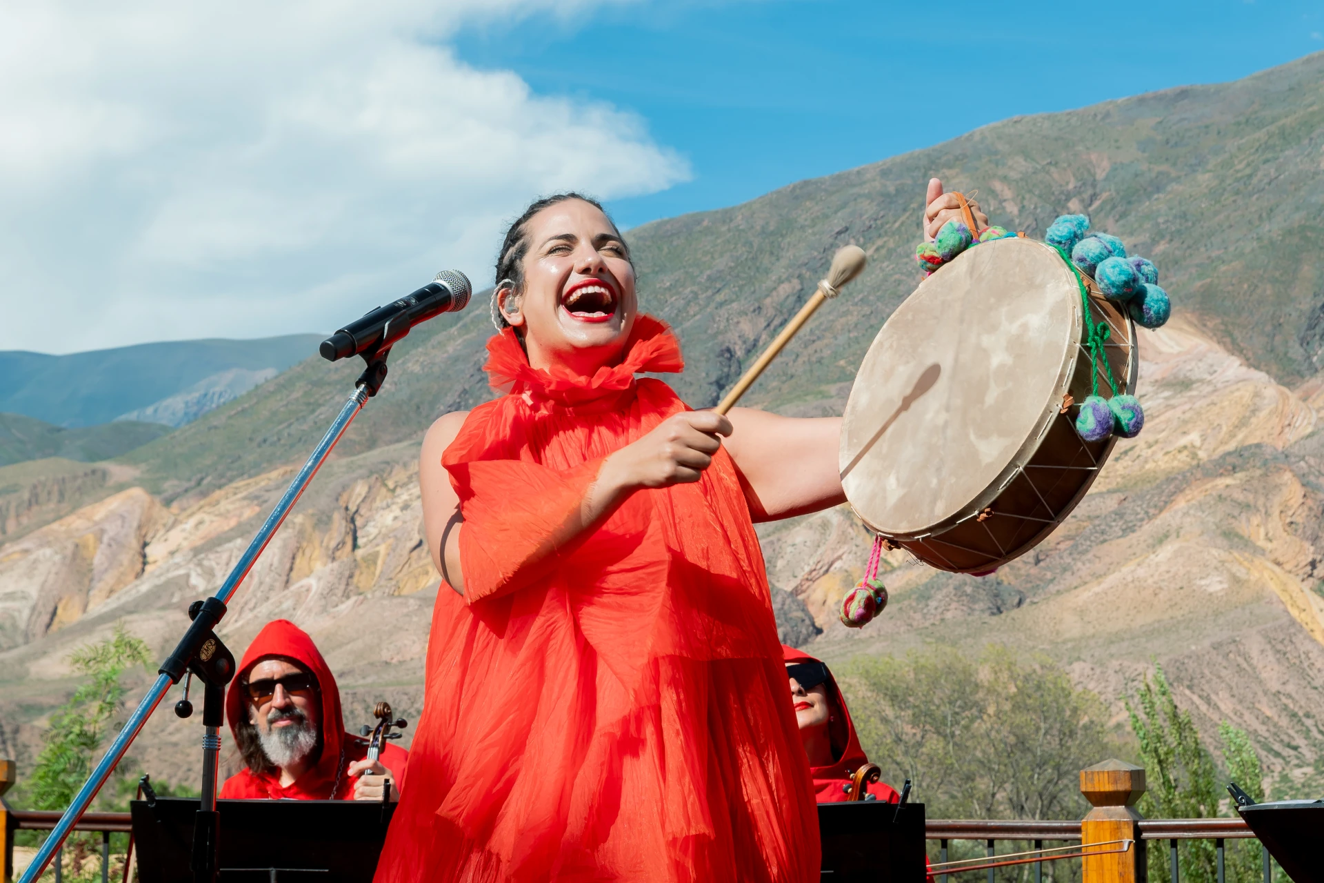 Rocio Manzur cantando
