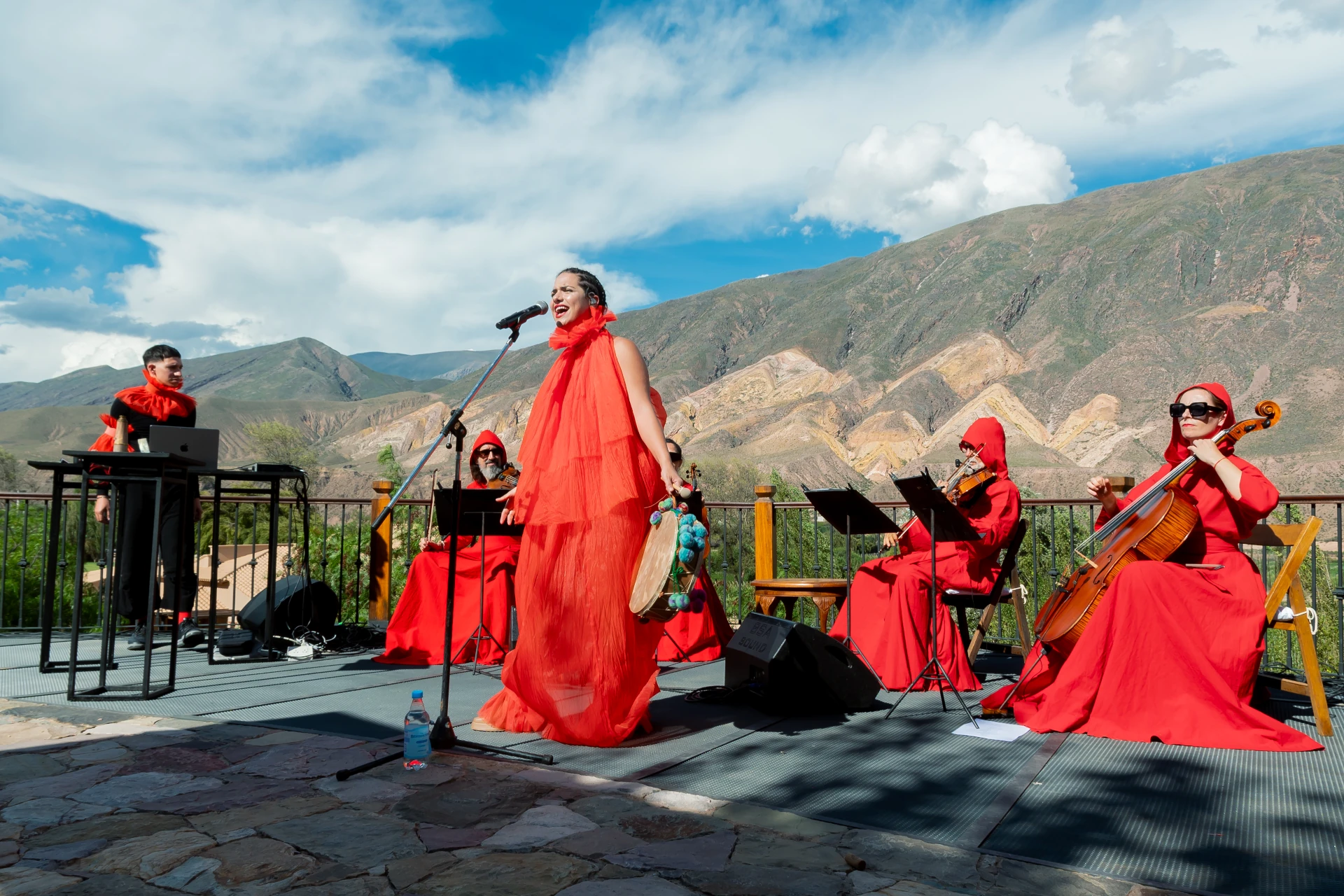 Rocio Manzur cantando con sombrero